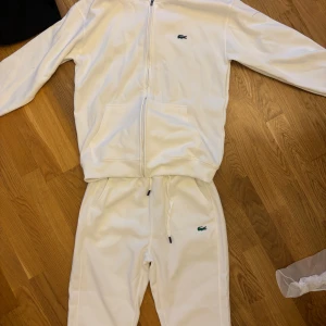 Lacoste vit tracksuit - Helt ny. Size L passar även M