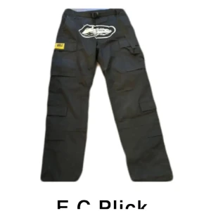 Corteiz Cargos - Snygga svarta cargobyxor med flera fickor och coola patchar. Perfekta för en avslappnad stil med praktiska detaljer. Byxorna har en normal passform och är utrustade med bälte för extra komfort. PRISET KAN DISKUTERAS!!!!!!