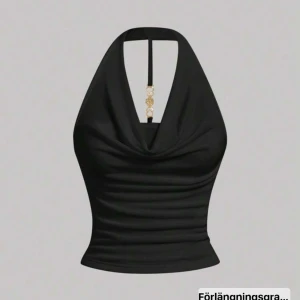 Svart halterneck topp med gulddetalj - Snygg svart halterneck topp med draperad urringning och guldfärgad detalj i ryggen.  Använd fåtal gånger under sommaren annars är den som ny🥰
