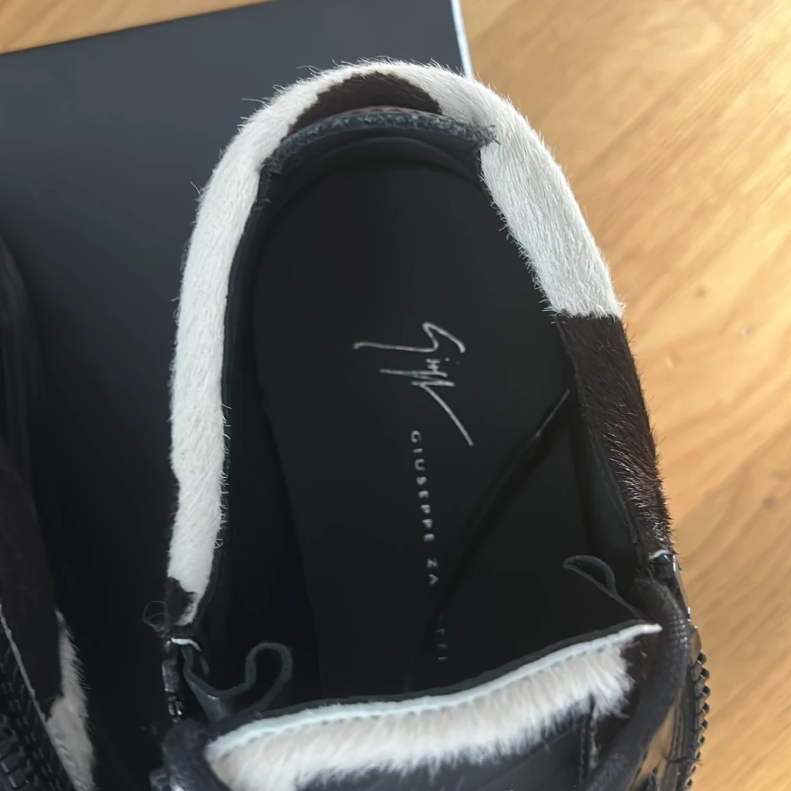 Giuseppe Zanotti sneakers med pälsdetaljer - 1