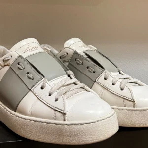 Valentino Garavani vita sneakers - Snygga vita Valentino Garavani först til kvarn 