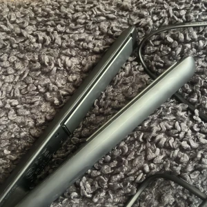 Remington plattång - Remington plattång i svart, med keramiska plattor för skonsam och effektiv styling. Produkten är i gott och nytt skick med minimalt synligt slitage. Perfekt för att snabbt och enkelt skapa slätt och glansigt hår.