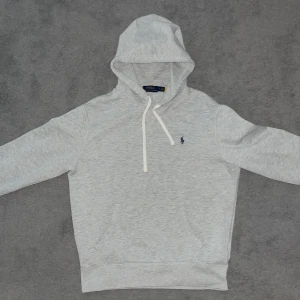 Ralph Lauren Hoodie - Snygg Ralph lauren hoodie i perfekt skick. Storleken är M men den sitter som en S. Inga defekter som ny. Köpt för 1500kr. Det är en mansmodel men  funkar för kvinnor med. KOM MED PRISFÖRLSAG