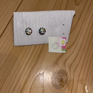 Korvakorut - Värikkäät pallo korvakorut. Desinfioitu ja puhdistettu käytön jälkeen. Eläintalous MMM, lisätietoja saa kysymällä Katsothan myös muut ilmoitukseni Tarjoa 