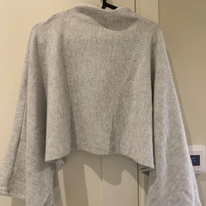 Soft cape tröja från gina - soft cape tröjan färgen grey melange från gina tricot. storlek xs/s. ny med lapparna kvar🩷