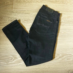 Svarta jeans från Nudie Jeans - Säljer et par riktigt fina Nudie jeans i exemplariskt skick, 9,5/10. Passformen är slimmad och relativt liten i storlek. Tveka inte att höra sv dig vid minsta fundering