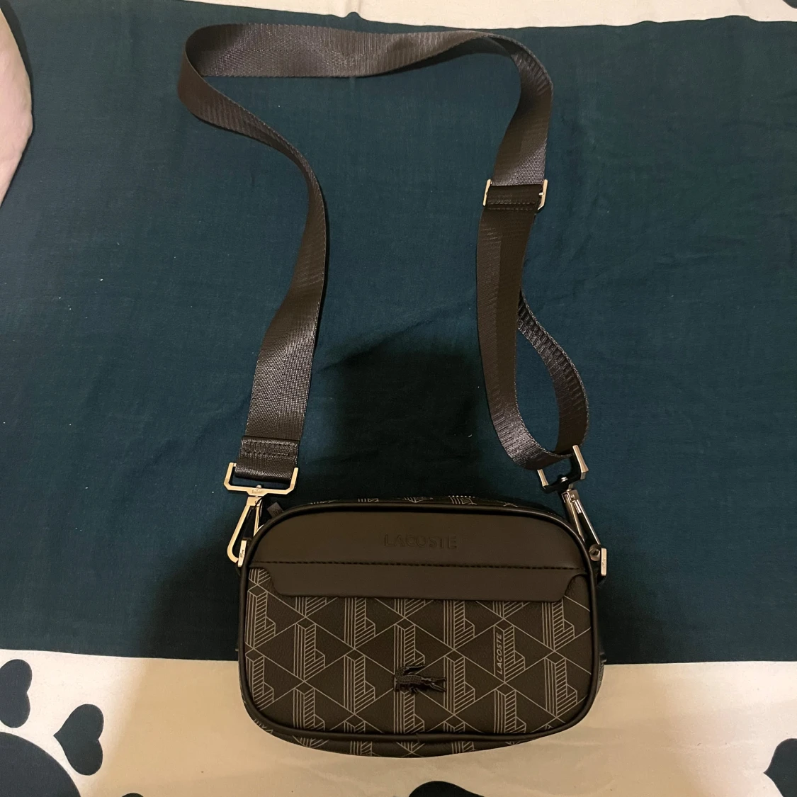 Svart axelväska från Lacoste - 1