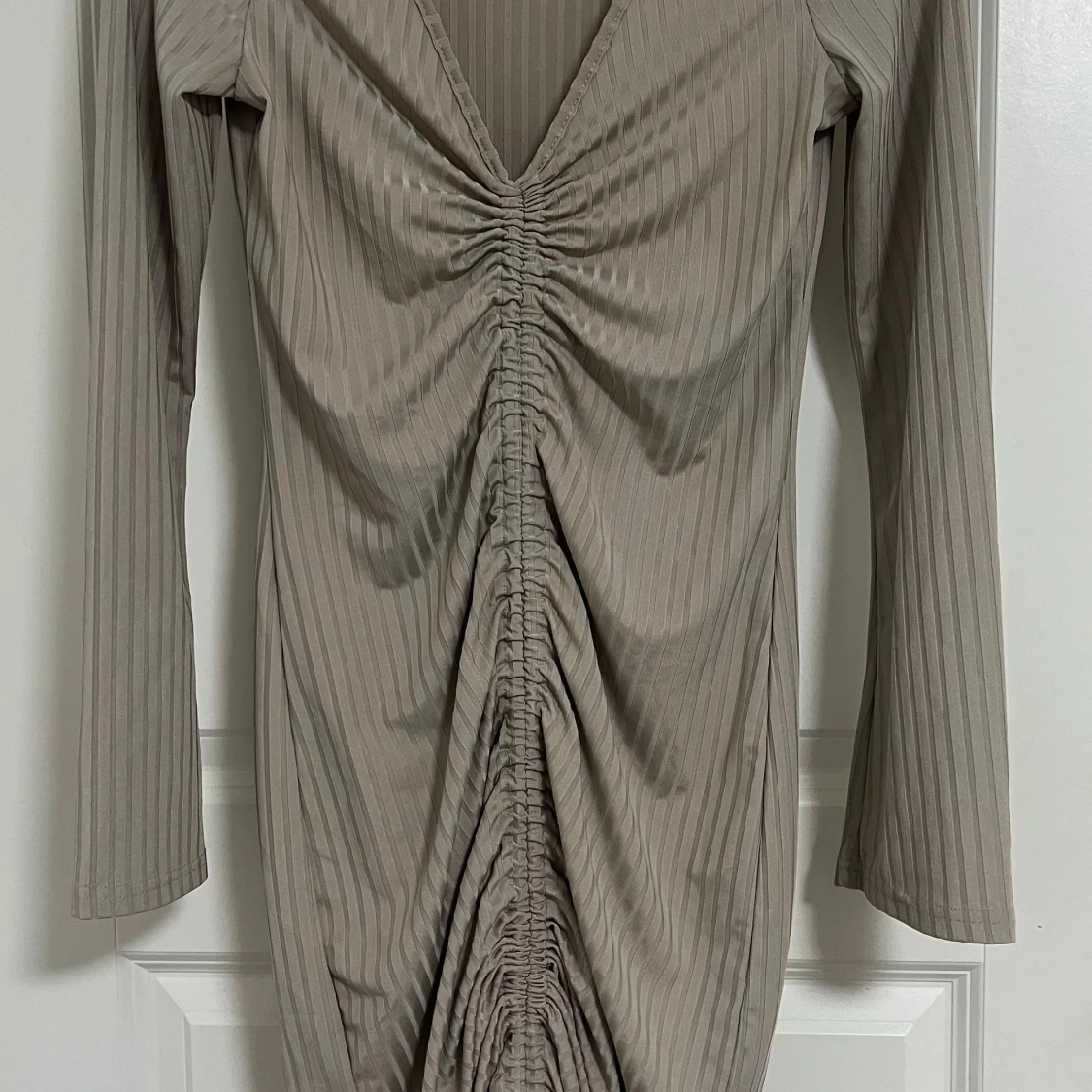 Beige ribbad omlottklänning