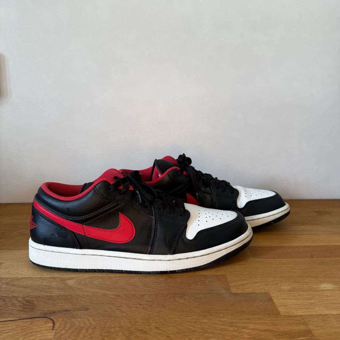 Nike Air Jordan 1 Low svart/röd/vit - 2