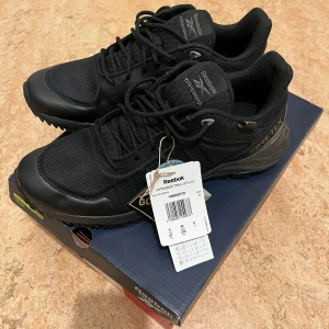 Reebok Astroride Trail GTX 2.0 sneakers - Svarta Vattentäta Reebok Astroride Trail GTX 2.0 sneakers med slitstark ovandel i syntet och textil, vattentätt Gore-Tex-membran och grov mönstrad sula för extra grepp. Skorna har snörning och bekväm Ortholite-innersula. Perfekta för utomhusaktiviteter.