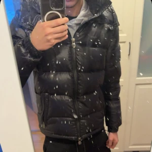 Moncler maya jacka - En moncler jacka i storlek S. Knappt använd och fräsch. Skriv privat för funderingar, samt finns även kvitto på jackan. 