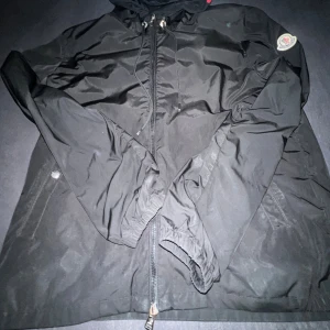 Svart moncler vindjacka  - Pris kan diskuteras