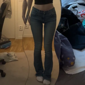 Blå bootcut jeans från Never Denim XS - Säljer ett par blå jeans från Never Denim i storlek XS. Jeansen har bootcut-modell med lätt utsvängda ben och klassisk femficksdesign. Har gått sönder i högra bakfickan. Påverkar inte användningen och man kan även fixa det om man vill det. 