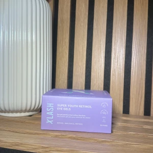 Xlash Super Youth Retinol Eye Gels - Lila förpackning med 30 par ögongelpatches från Xlash. Innehåller retinol, bakuchiol och peptider som hjälper till att mjuka upp fina linjer under ögonen. Perfekt för dig som vill boosta din hudvårdsrutin med extra glow.