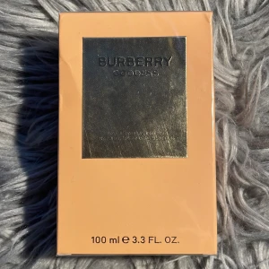 Burberry Goddess EdP 100ml - Burberry Goddess EdP Intense, 100 ml. Vegansk formula med vanilj, tillverkad i Spanien. Flaskan är designad för att kunna fyllas på. Ingredienser inkluderar alkohol denat., parfym, aqua, linalool, limonene, citronellol m.m. Lite skador på paketet!