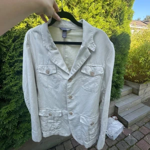 Beige overshirt herr - Säljer min overshirt från HM, köpt för drygt ett år sen men använd väldigt sällan. Inga som helst tecken på användning. Storlek 48/M. Tveka inte på att höra av dig vid eventuella frågor. 