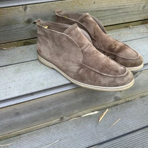 Beige mockaloafers - Säljer ett par bruna mockaloafers storlek 43. Köpta på Sellpy för drygt ett år sen.  Skorna är smutsiga i mockan, men väldigt lätt att ta bort med skorengöringsmedel.