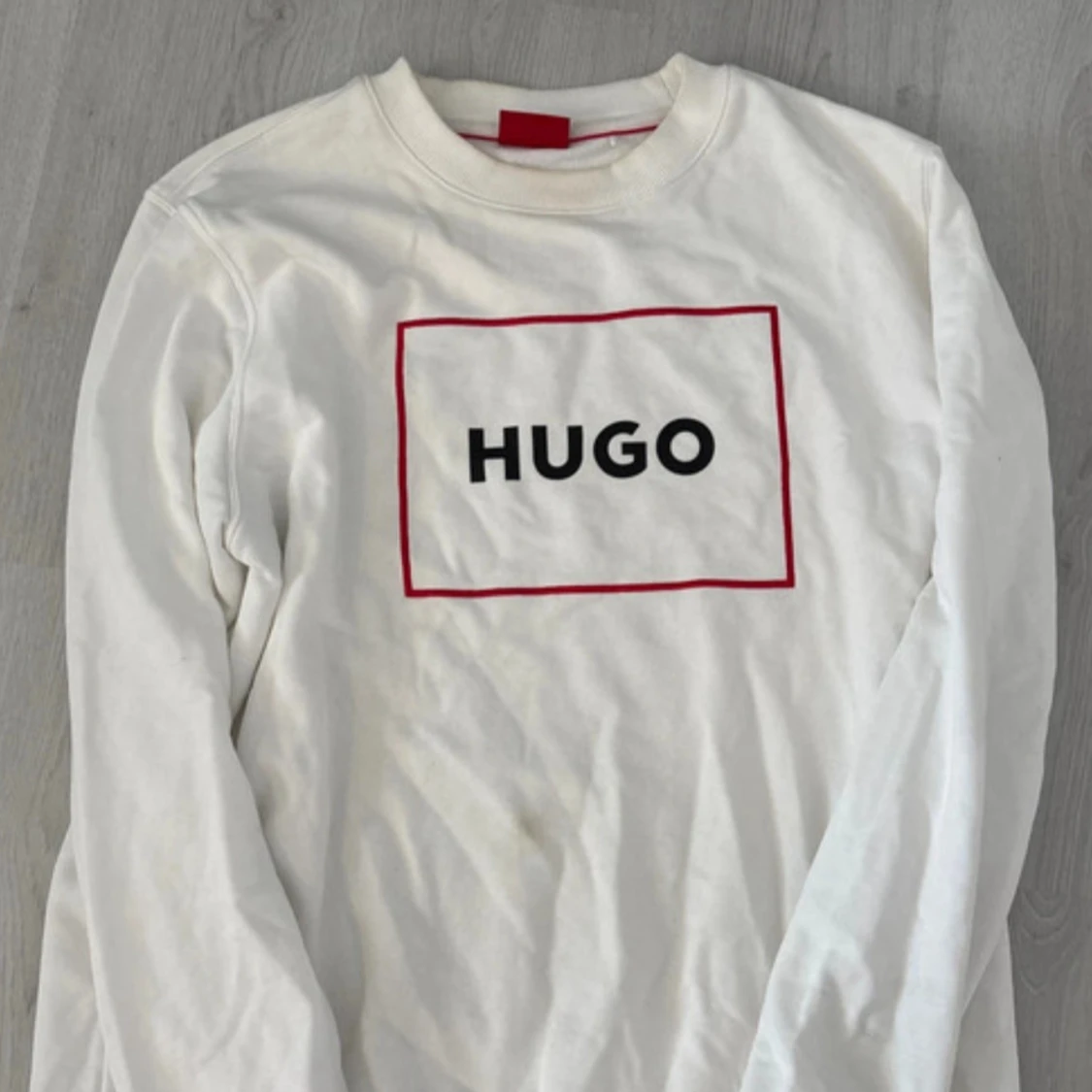 Vit sweatshirt från HUGO med röd detalj