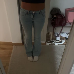 Ljusblå bootcut jeans - Säljer ett par ljusblå jeans med bootcut-modell. Jeansen har klassisk femficksdesign, normal passform och är tillverkade i mjukt denimtyg. Perfekta för dig som gillar en avslappnad men ändå snygg look.