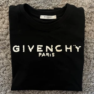 Givenchy T-shirt - Givenchy T-shirt i storlek S! Använd fåtal gånger, skriv gärna till mig vid frågor eller funderingar!