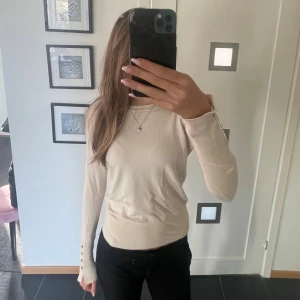 Zara tröja - Jättefin tröja ifrån Zara med guldknappar längst ut på handlederna💖 (Lite rosa, krämvit, beige i färgen)