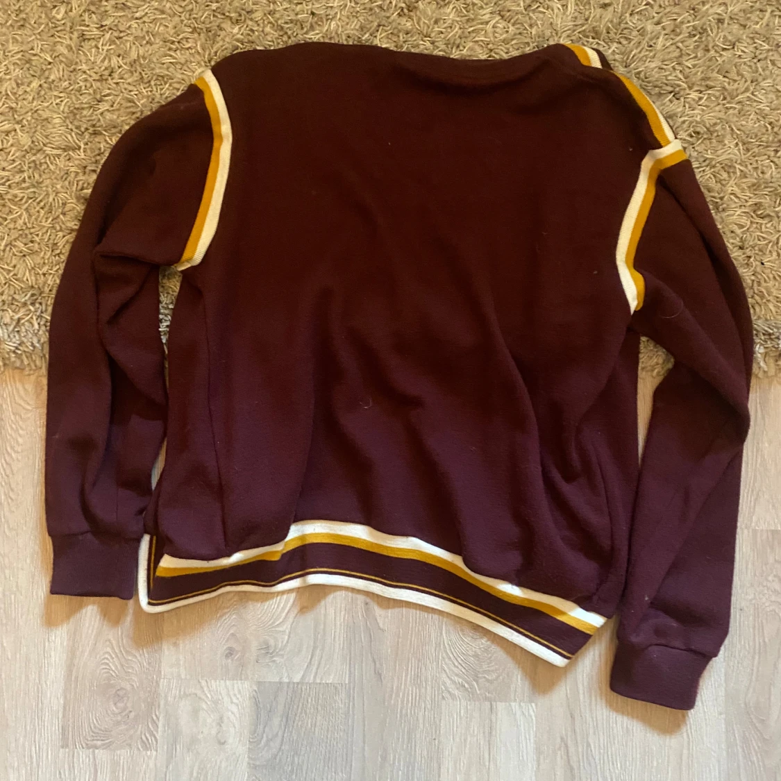 Vinröd Fred Perry kofta med gula ränder - 2