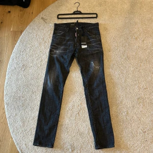 Dsquared2 Jeans - Säljer ett par helt nya Dsquared2 Jeans till ett superbra pris! Storlek 46/S. Kvitto finns! Köptes på Miinto! Skriv för intresse! 