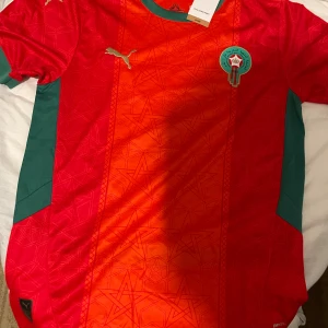 Marocko fotbollströja  - Jag säljer ett par helt ny Marocko fotbollströja som är a storlek S: