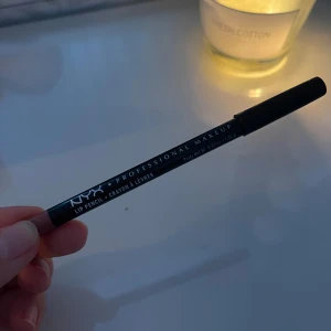 NYX läppenna SPL810 Natural - NYX Professional Makeup läppenna i nyansen SPL810 Natural. Pennan har en klassisk träform och ger en naturlig nude-rosa färg till läpparna. Perfekt för att definiera läppkonturen eller fylla i hela läppen för en mjuk look.