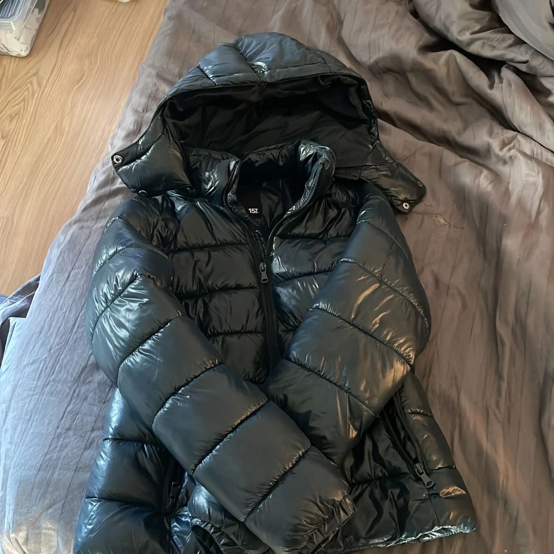 Svart pufferjacka från 157 med huva