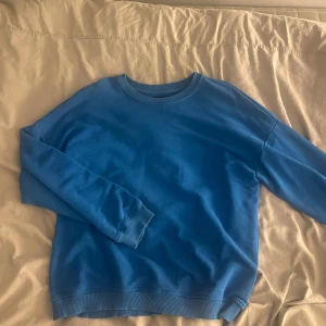Blå basic sweatshirt i bomull - Säljer en blå sweatshirt🩵