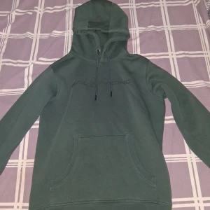 Sail Racing hoodie och byxor - Köpt för cirka 2 år sen på stadium och har knappast använts. Byxorna är lite sol skadade på låren.