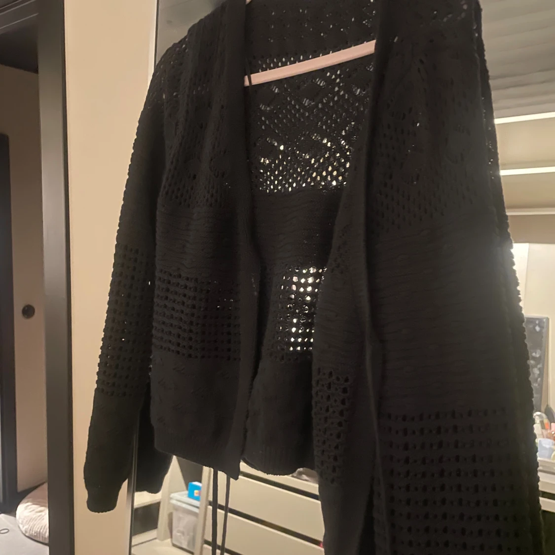 Svart stickad kofta med hålmönster - 2