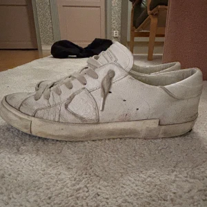 Vita skinnsneakers från Philippe Model - Snygga Philippe models som skulle behöva en liten upp fräschning. Skobox ingår. pris går att diskuteras. Nypris 2500kr