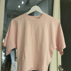 Ljusrosa t-shirt från 157 - Helt ny. Enkel och stilren ljusrosa t-shirt från 157 med rund hals och avslappnad passform. T-shirten är kortärmad och tillverkad i mjuk bomull, perfekt för en chill och bekväm look. 🥰🥰