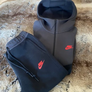 Nike Tech fleece overall  - Säljer två olika Nike Tech overaller: Ljusblå och mörkgrå/svart . Storlek S. Bägge är mycket sparsamt använda, hela och deffektfria. Styck 1800kr, priset går alltid att diskutera. 
