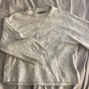 Ljusgrå stickad tröja från Gina Tricot - Ljusgrå stickad tröja🩷