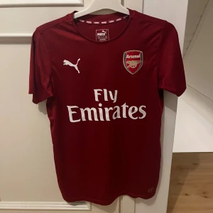 Barn Fotbollströjor. Arsenal, Dybala Juventus  - Arsenal tröja utan nån på ryggen. Storlek 164.Dybala i Juventus. Storlek 176