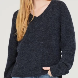 Mörkblå stickad v-ringad tröja - Jättegullig, v-ringad, stickad tröja från Cubus. Skulle säga att den drar lite mer åt det marin-blå hållet än vad som syns på bilden.  Aldrig använd, men prislapp inte kvar. Skriv för fler bilder. Nypris 500kr💗