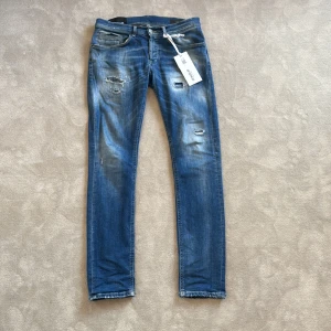 Dondup George jeans - Tjena! Säljer nu dessa otroligt populära och eftertraktade Dondup jeans i modellen George. Jeansen är i grymt bra skick och nypris ligger på ca 4 tusen, tags kvitto mm finns! Hör av er vid funderingar// 439