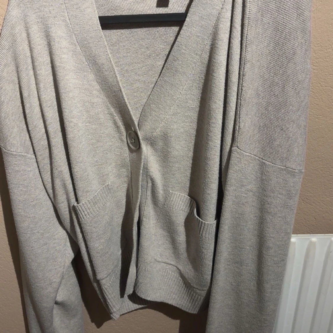 Grå/beige  kofta med fickor och knapp - 1