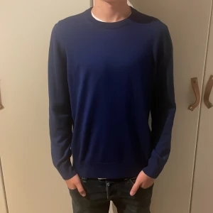 Stickad tröja från arket - Säljer en snygg och enkel mörkblå tröja som passar med det mesta. Snygg ribbad mudd i halsen. Inga defekter och bara använd ett fåtal gånger. Storlek M, nypris 700, mitt pris 399! Priset är ej hugget i sten!