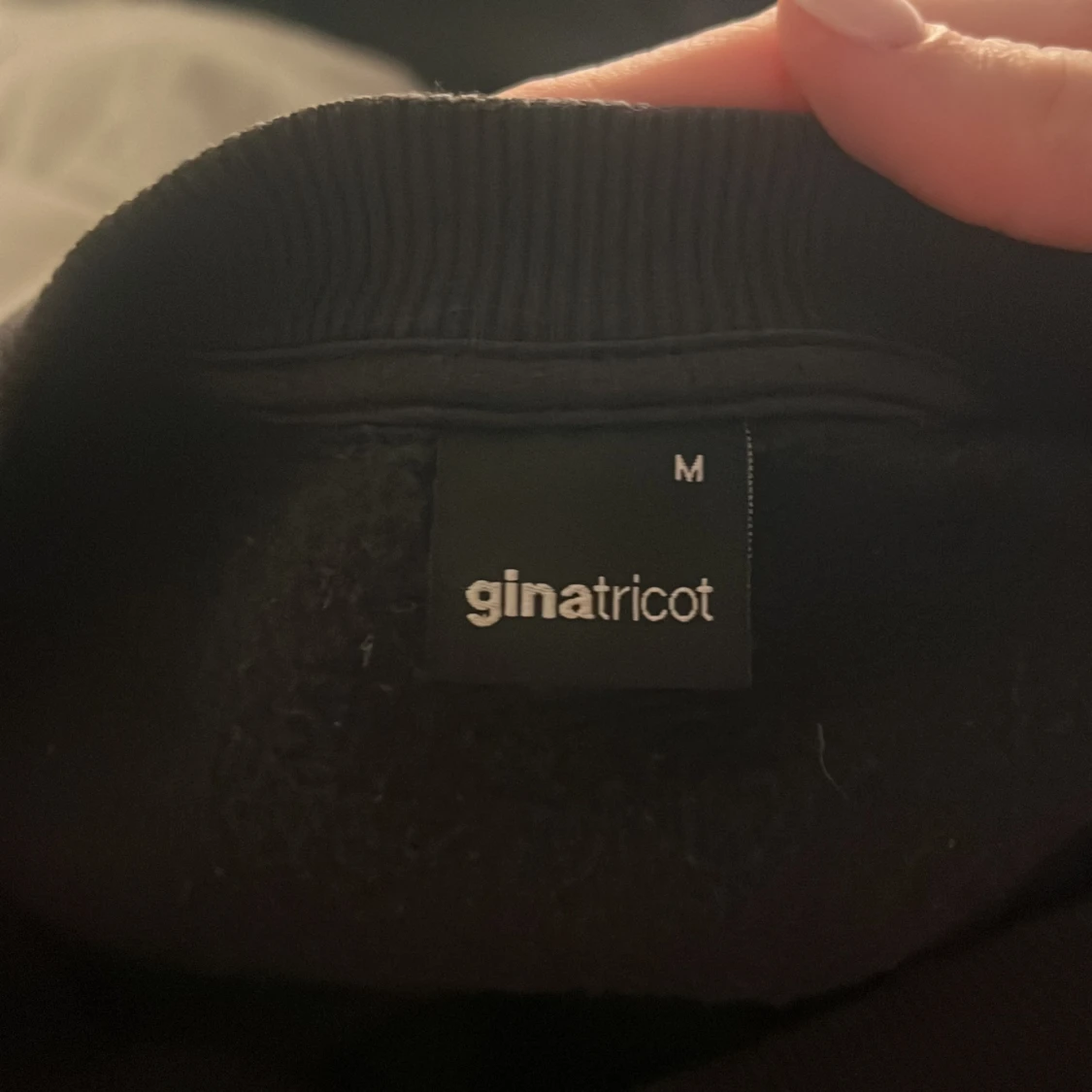 Svart sweatshirt från Gina Tricot - 1