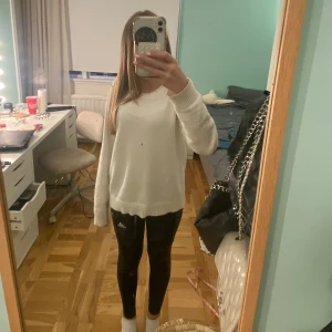 Adidas svarta leggings med zebramönster - Säljer ett par svarta Adidas leggings med gråa zebramönster längs sidorna. De har en tight passform och är gjorda i ett stretchigt material, perfekta för träning. Det finns en ficka på ena sidan som smälter in med zebramönstret. Storlek 152 💕prisens kan diskuteras 