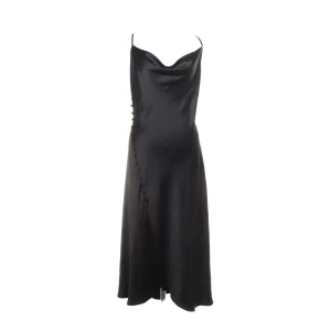 Svart satinklänning med smala axelband - Fint skick! Sitter som L-XL