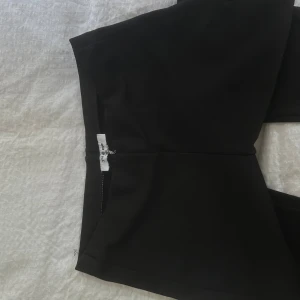 Svarta leggings med slits - Svarta leggings från You & Me med tight passform, slits nertill på utsidan.