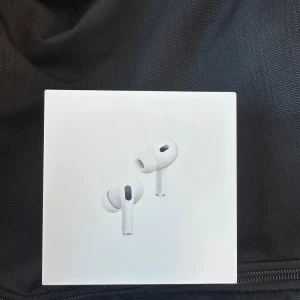 AirPods Pro 2 - Nya AirPods Pro (2nd generation) med MagSafe-laddningsetui. Aktiv brusreducering, transparensläge och adaptiv EQ för bästa ljudupplevelse. USB-C laddning. Förpackningen är obruten och i nyskick, perfekt för dig som vill ha senaste modellen.Jag köpte den här för 2 dagar sedan, den är helt ny, inte ens öppnad, jag vill bara sälja och köpa en ny, och den är från Apple.