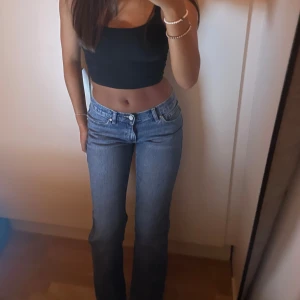 Abrand Jeans A’99 Low Straight - Säljer raka och lågmidjade jeans från Abrand i mörkblå färg. Använda endast 1 gång! Mått (bild 5): A-36,5cm B-80,5cm C-24cm 💙                   🌸Pris kan diskuteras!! 