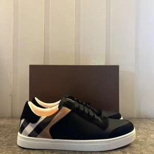 Burberry skor - Oanvända burberry skor i storlek 42. Passar perfekt till hösten. Tveka inte på att höra av dig vid funderingar