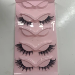 3st lashes från Shein - 3 par svarta lösögonfransar i en rosa förpackning. Fransarna är långa, fluffiga och har en tydlig volym för en intensiv/soft/cat eye look. Perfekta för dig som vill ha extra långa och fylliga fransar. Fler frågor? kontakta mig 🩷🌸